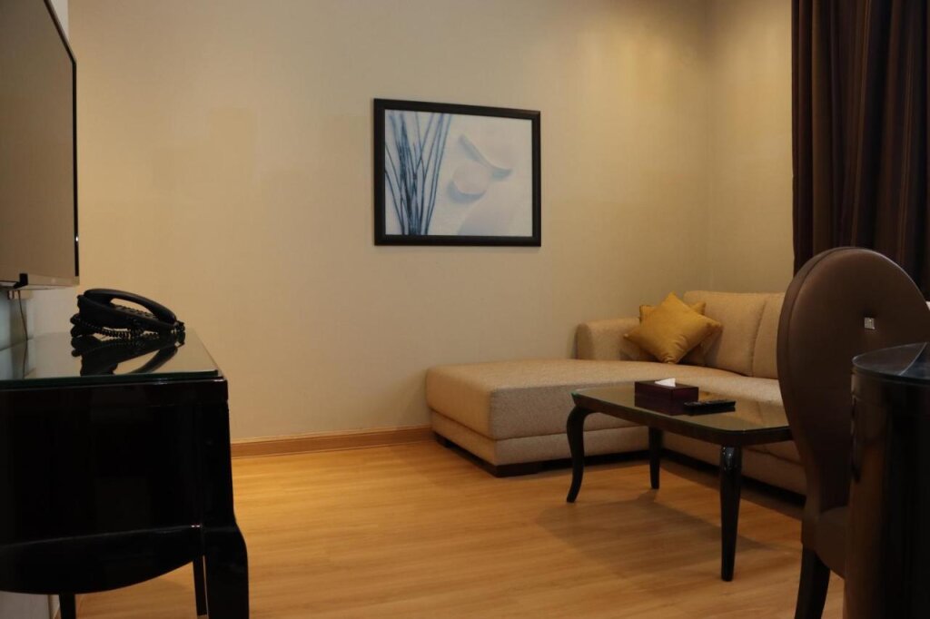 Strato Hotel by Warwick 14