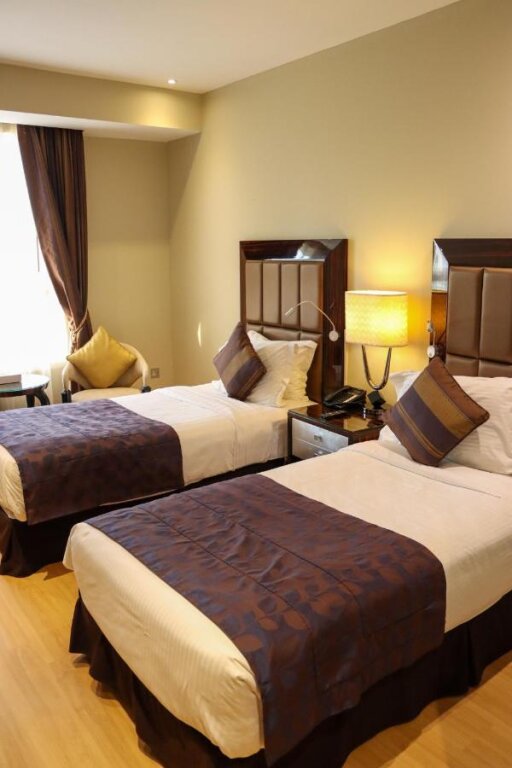 Strato Hotel by Warwick 9