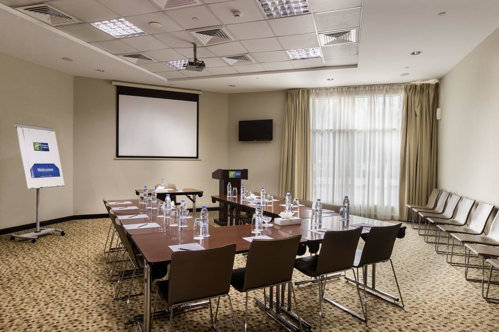 Holiday Inn Express Dubai Safa Park, an IHG Hotel 2