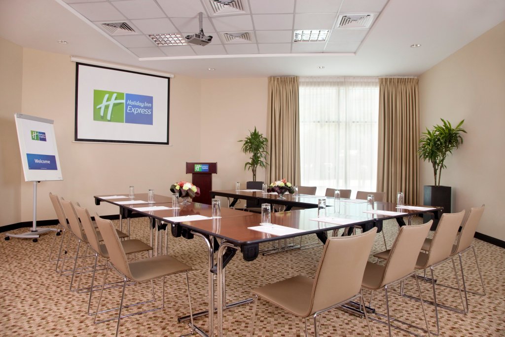 Holiday Inn Express Dubai Safa Park, an IHG Hotel 3