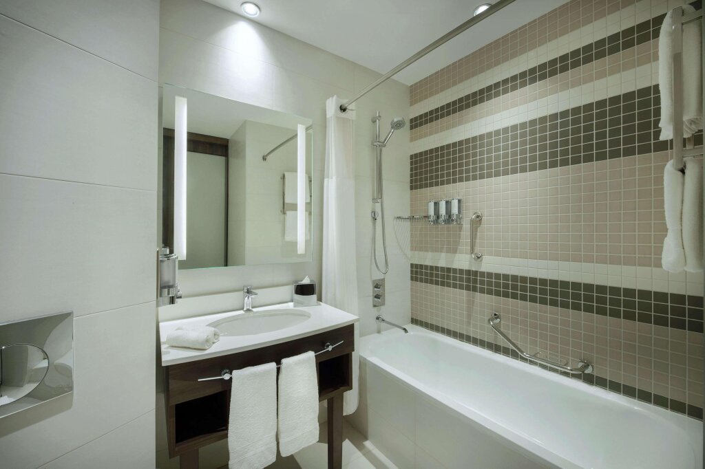 Hampton by Hilton Dubai Airport 9