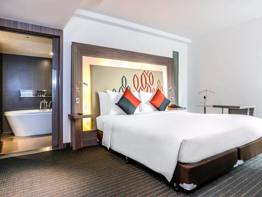 Novotel Bangkok Silom Road 19