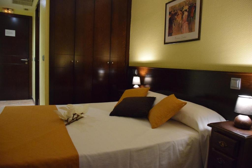 Hotel Complutense 9