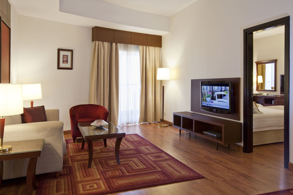 Majestic City Retreat Hotel 8