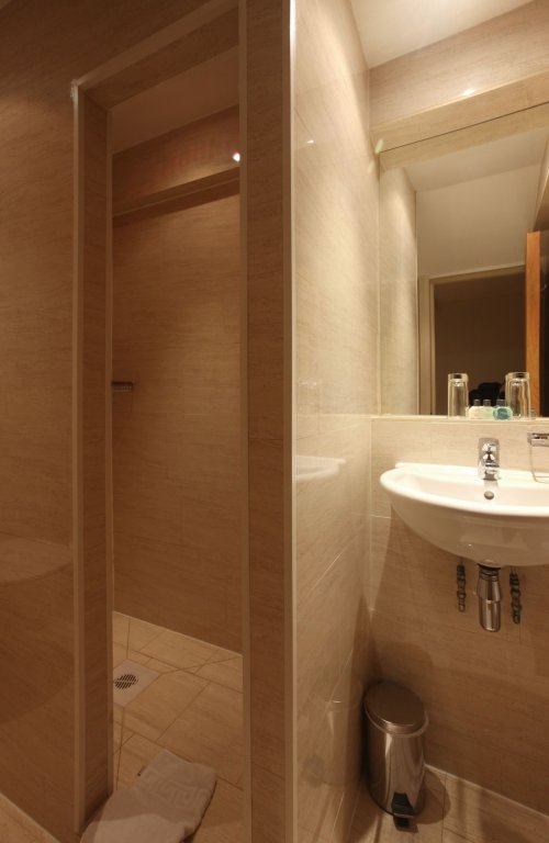 Mayflower Hotel and Apartments 24