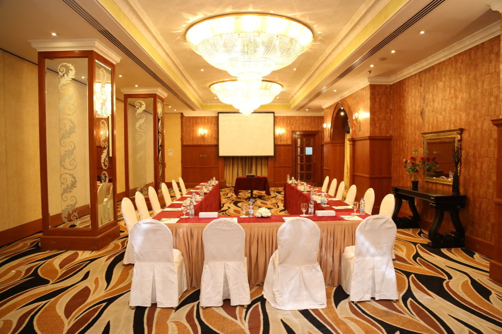 Luxe Grand Hotel 21