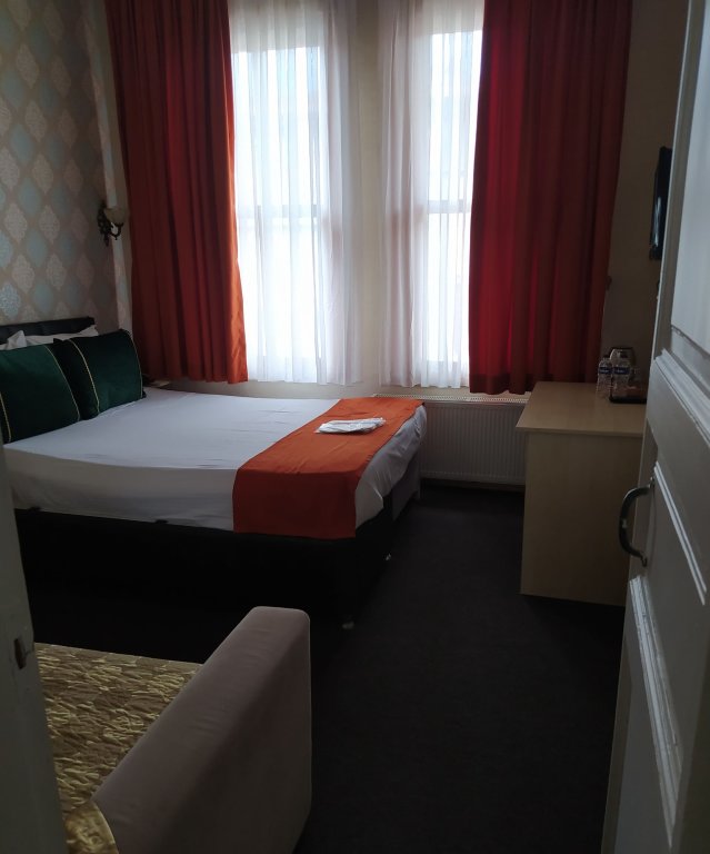 Le Safran Suite 13