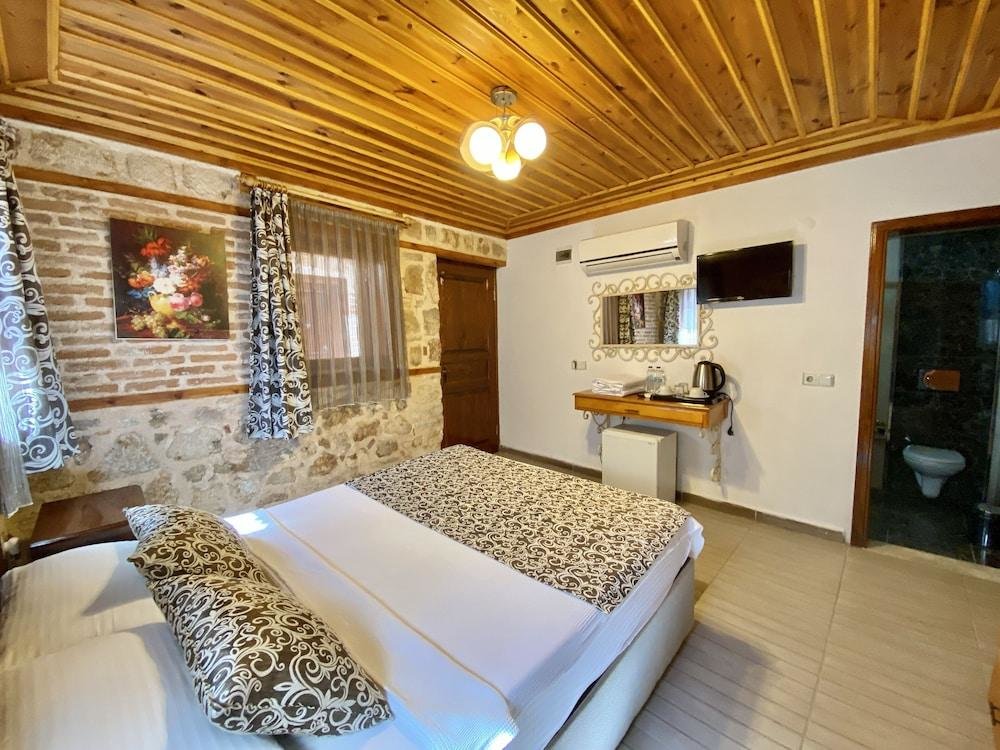 Famous Family Hotel 10