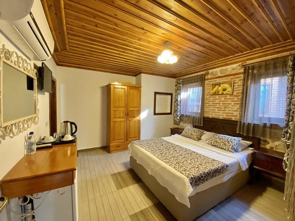 Famous Family Hotel 11