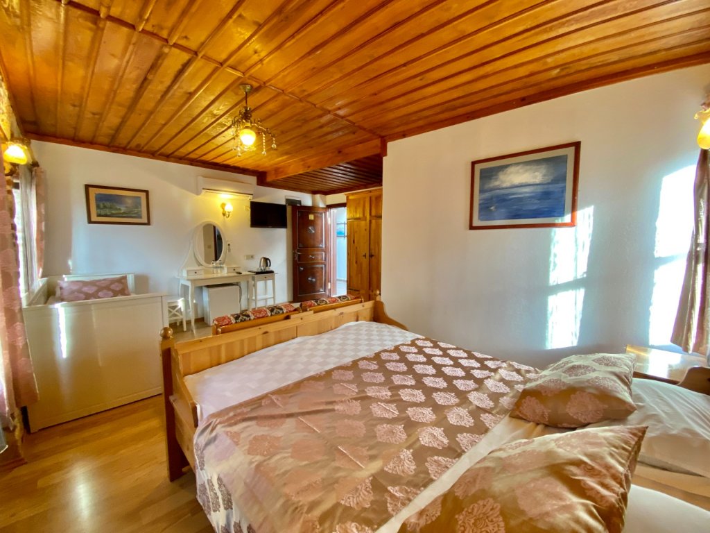 Famous Family Hotel 12