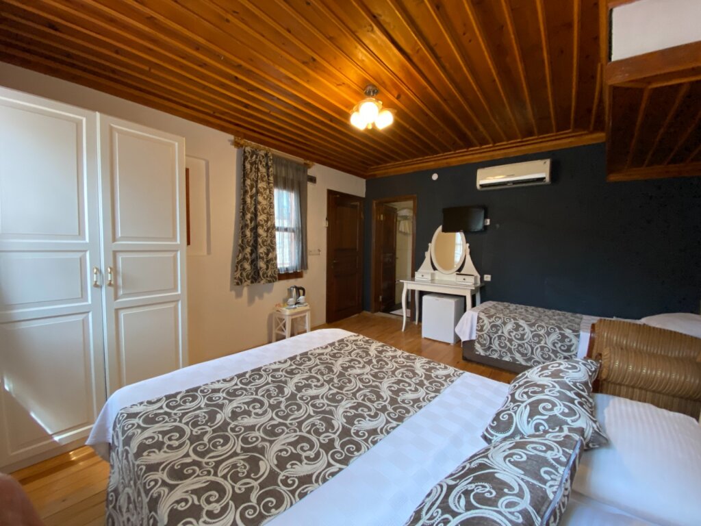 Famous Family Hotel 13