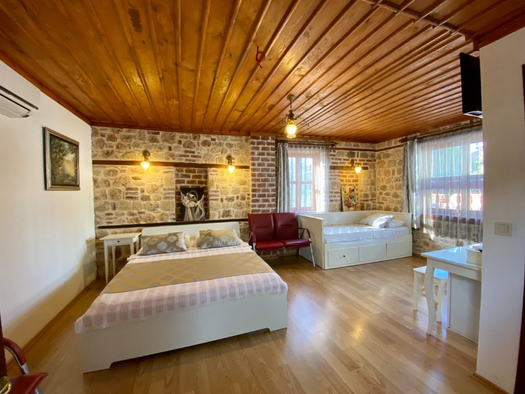 Famous Family Hotel 14