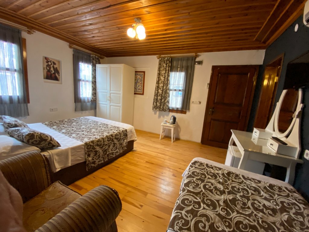Famous Family Hotel 15