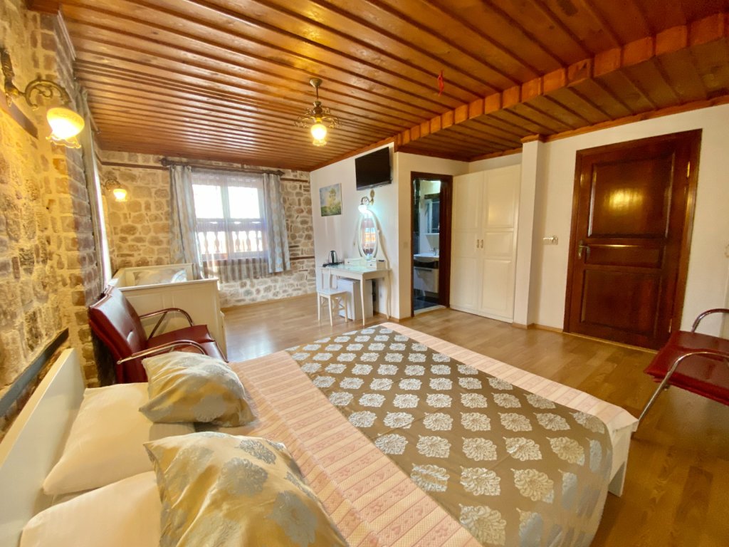 Famous Family Hotel 16