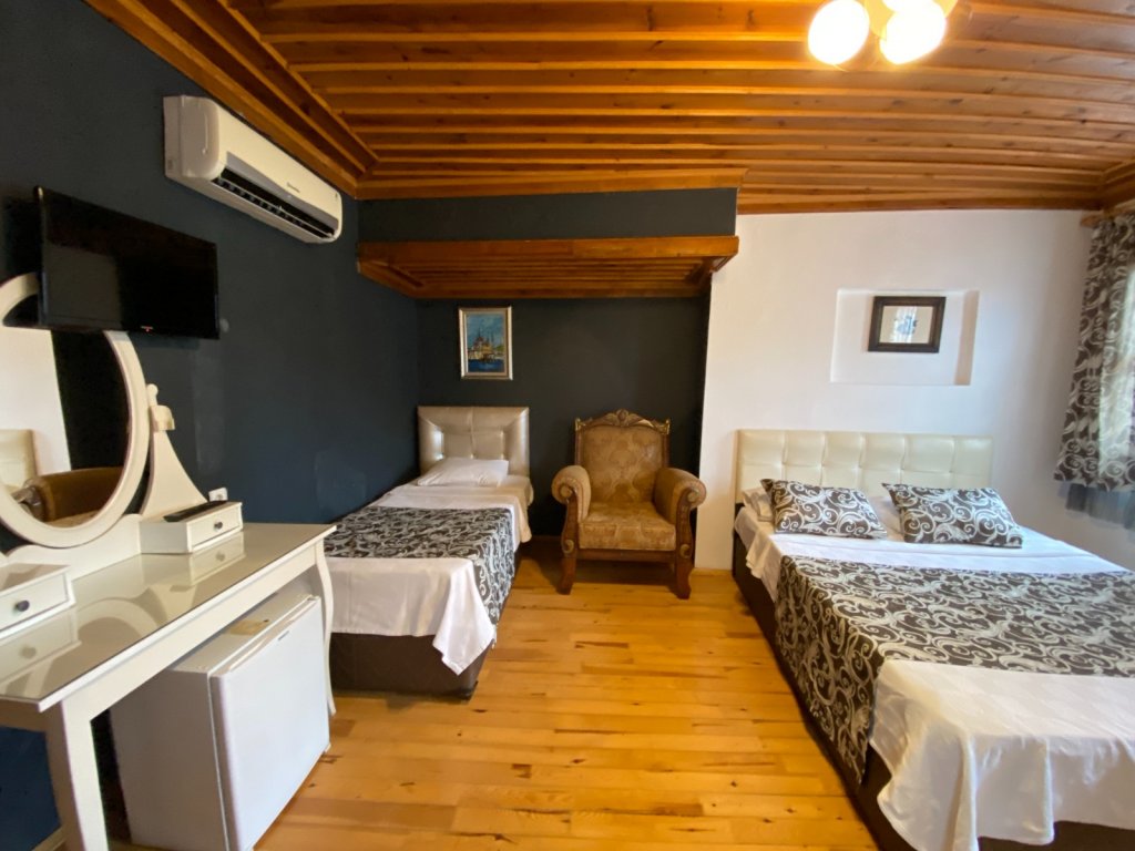 Famous Family Hotel 17