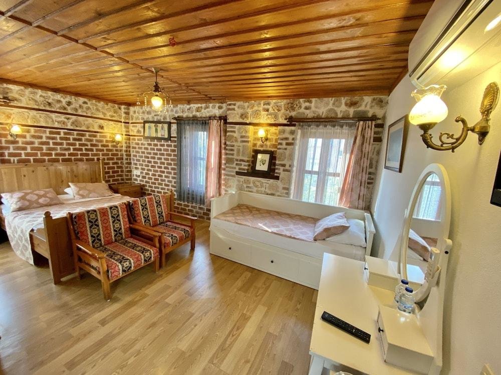 Famous Family Hotel 20