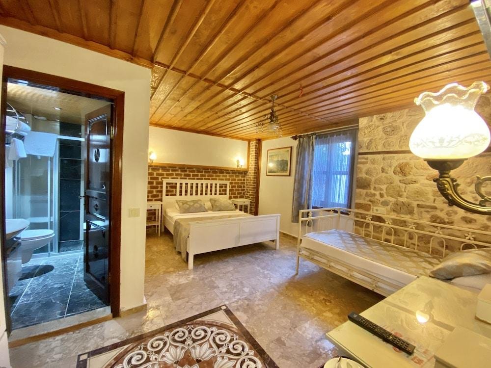 Famous Family Hotel 21