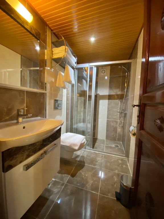 Famous Family Hotel 23