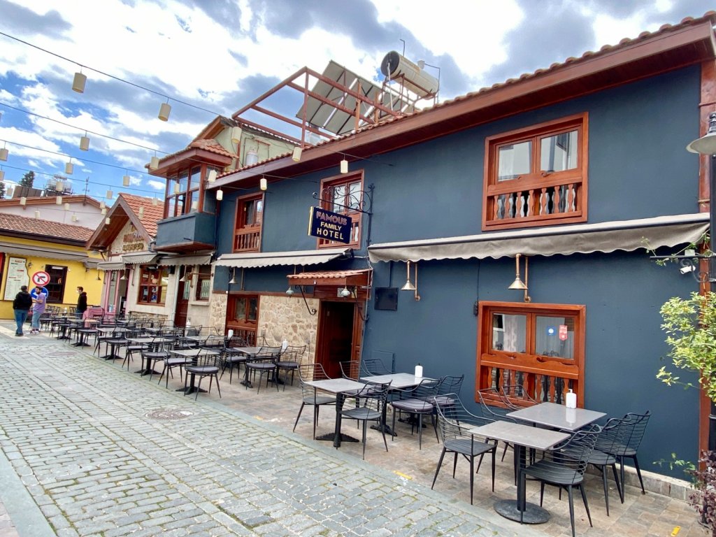 Famous Family Hotel 24