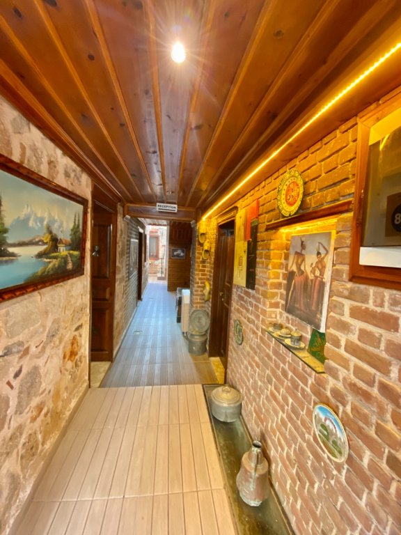 Famous Family Hotel 5