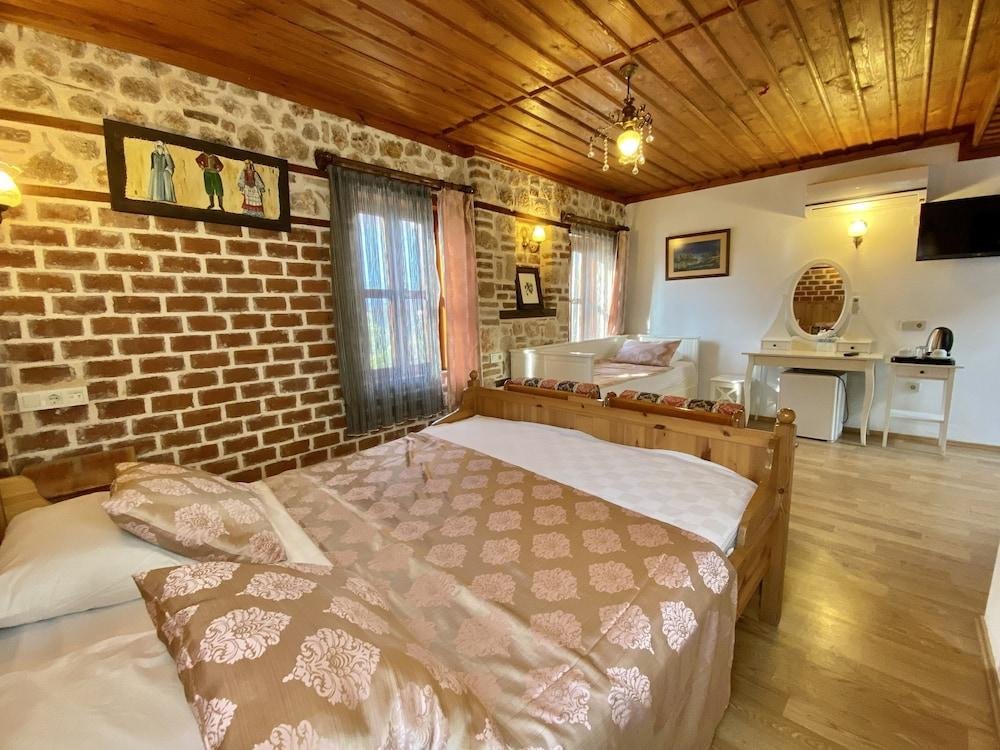 Famous Family Hotel 6
