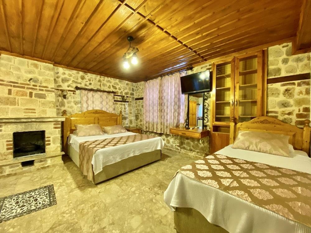 Famous Family Hotel 7