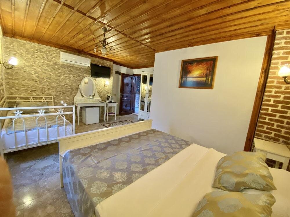 Famous Family Hotel 8