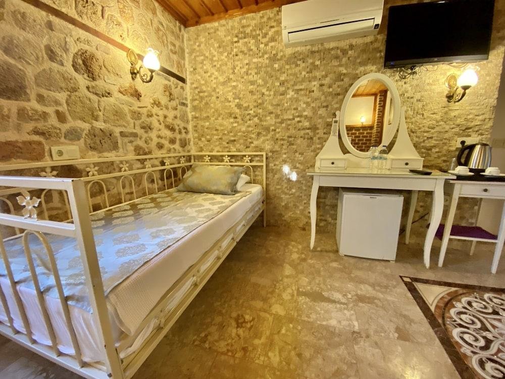 Famous Family Hotel 9