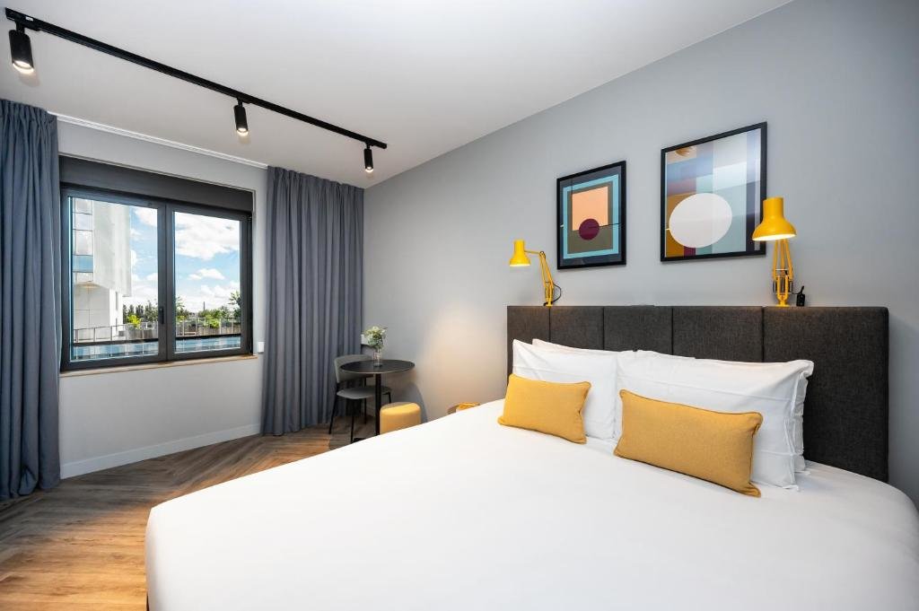 Staycity Aparthotels Paris La Defense 11