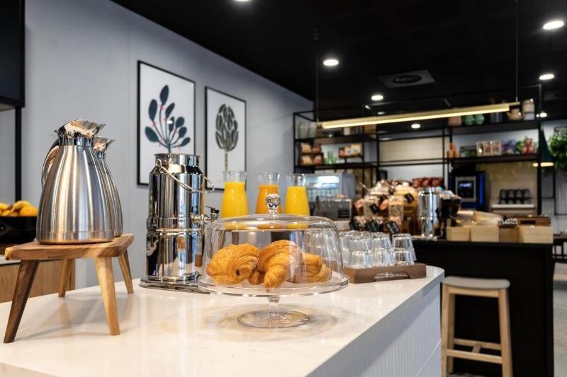 Staycity Aparthotels Paris La Defense 2