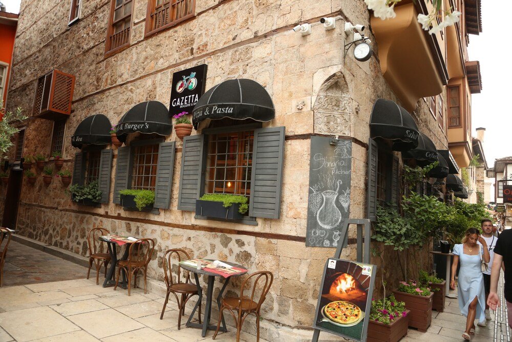Gazetta Suites 9