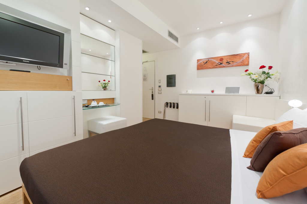Hotel White 1
