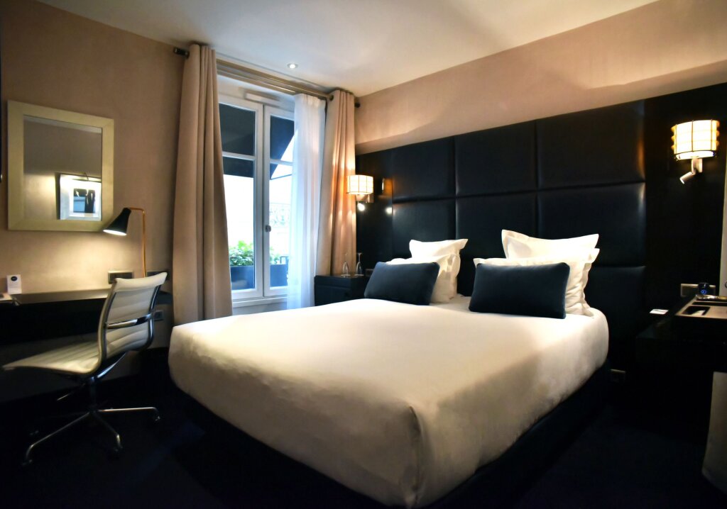 Room Mate Alain Champs Elysées 2