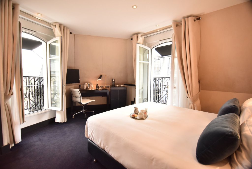 Room Mate Alain Champs Elysées 4