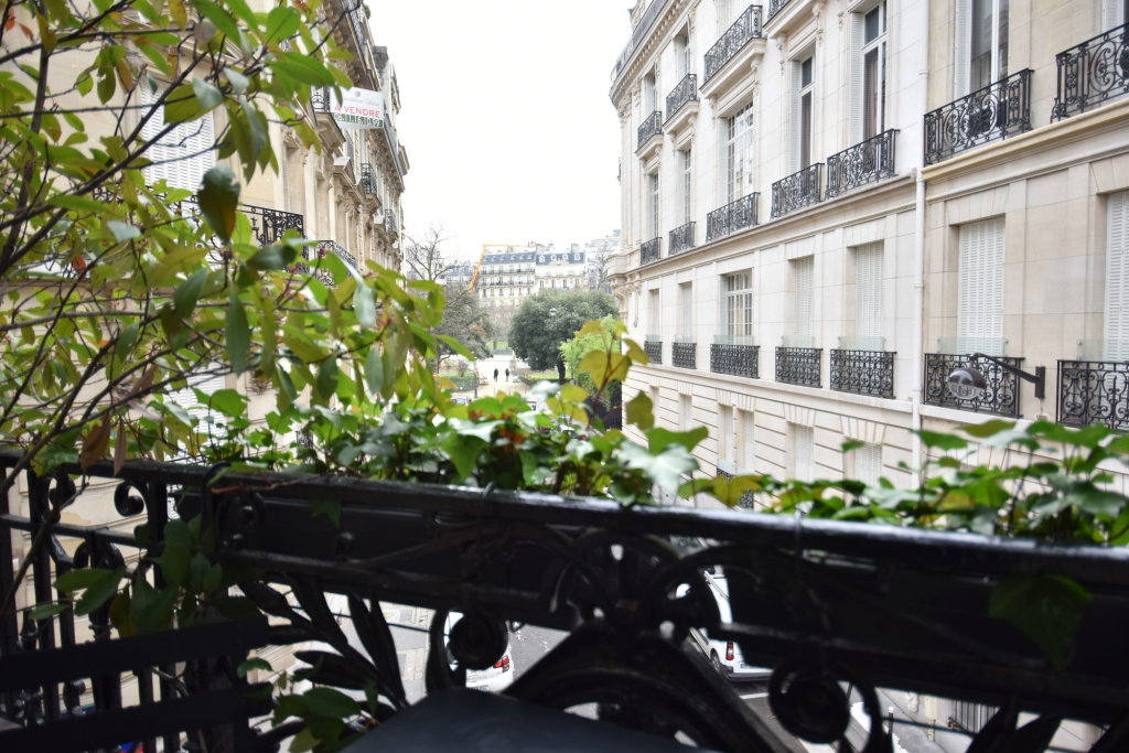 Room Mate Alain Champs Elysées 9