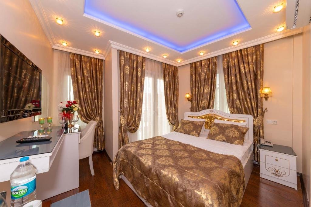 Charm Hotel 8