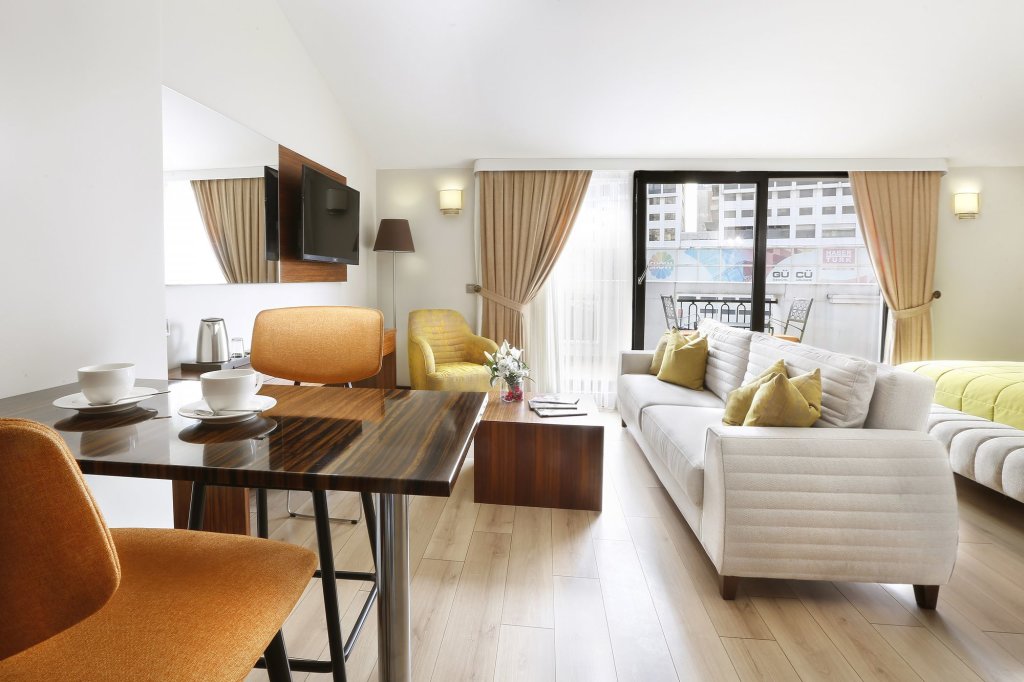 The White Orient Hotel 20