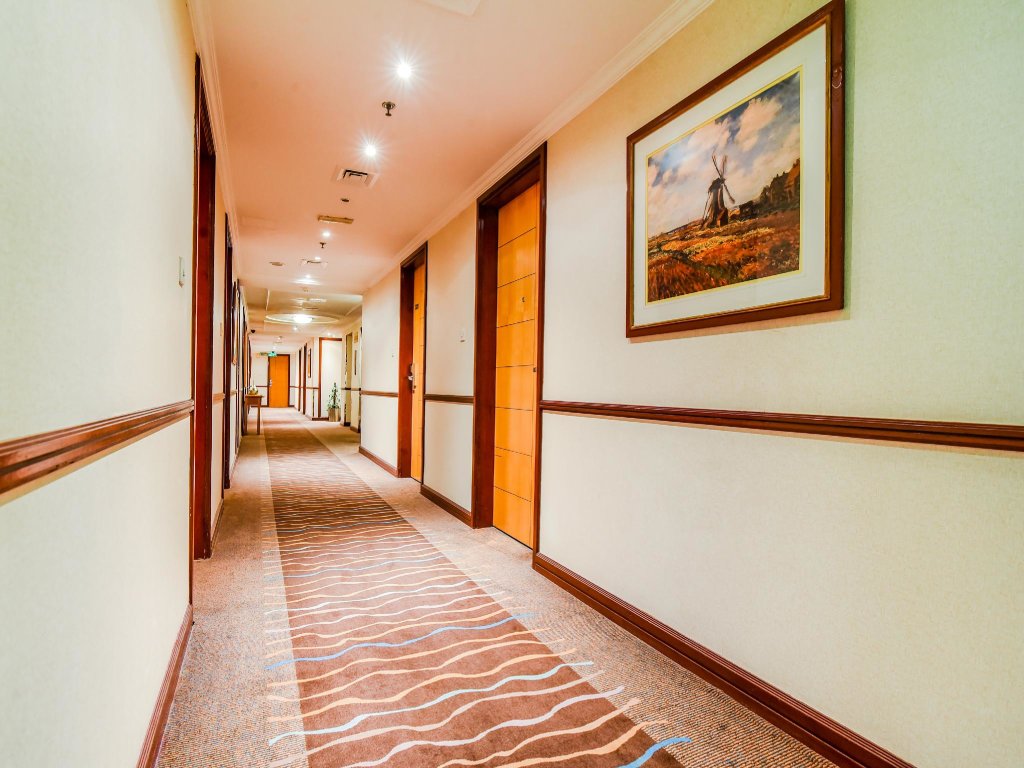 Landmark Summit Hotel 10