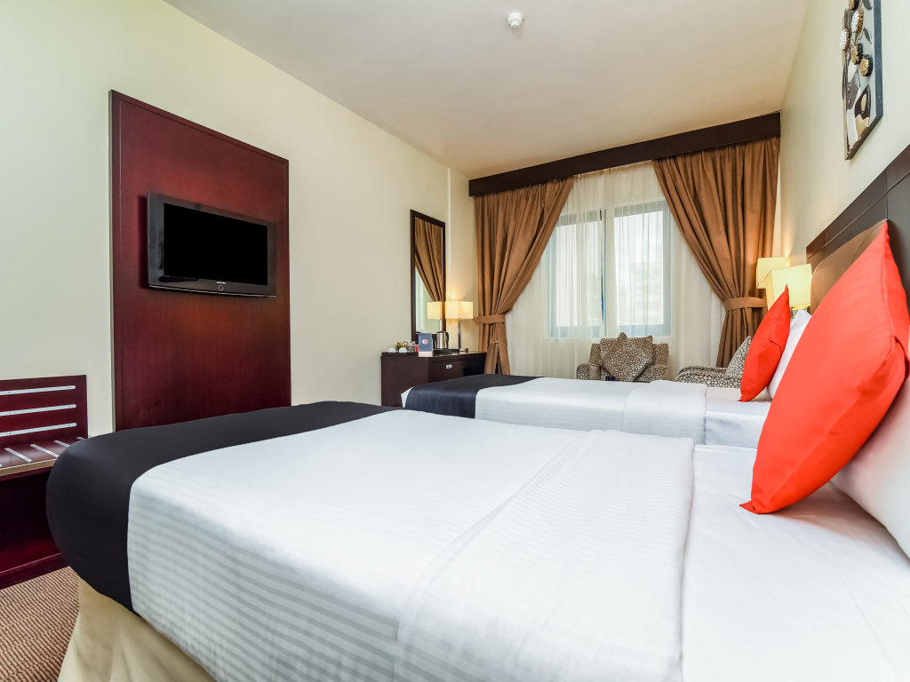 Landmark Summit Hotel 23