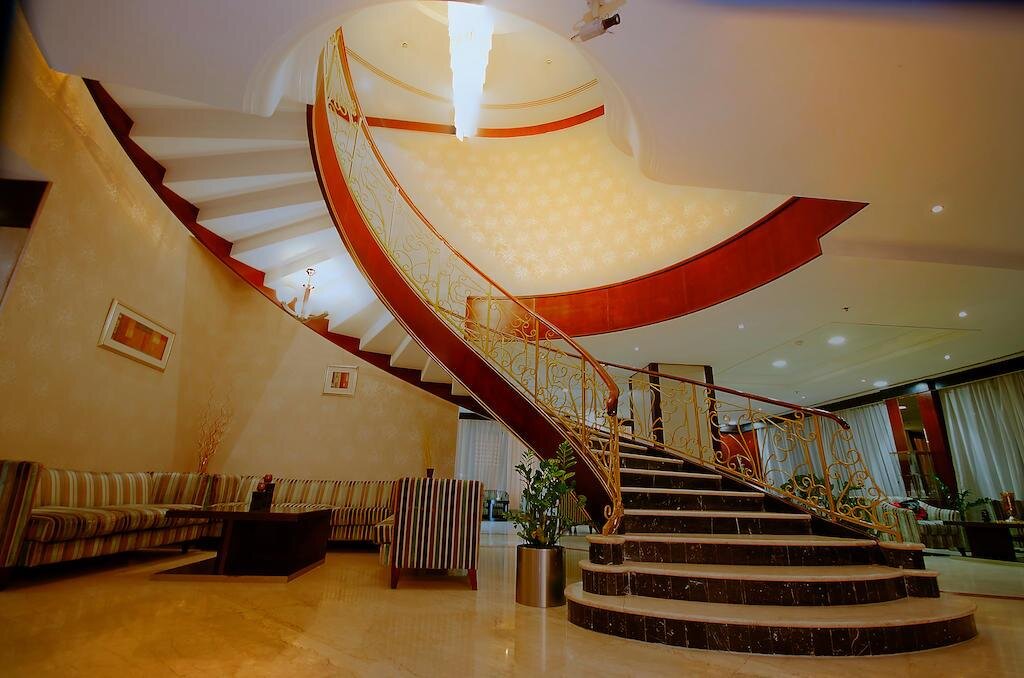 Landmark Summit Hotel 7