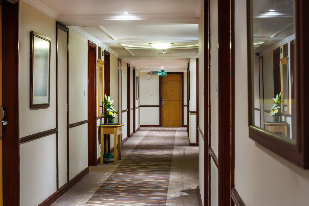 Landmark Summit Hotel 9