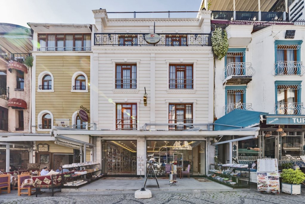 Magnaura House Hotel 10
