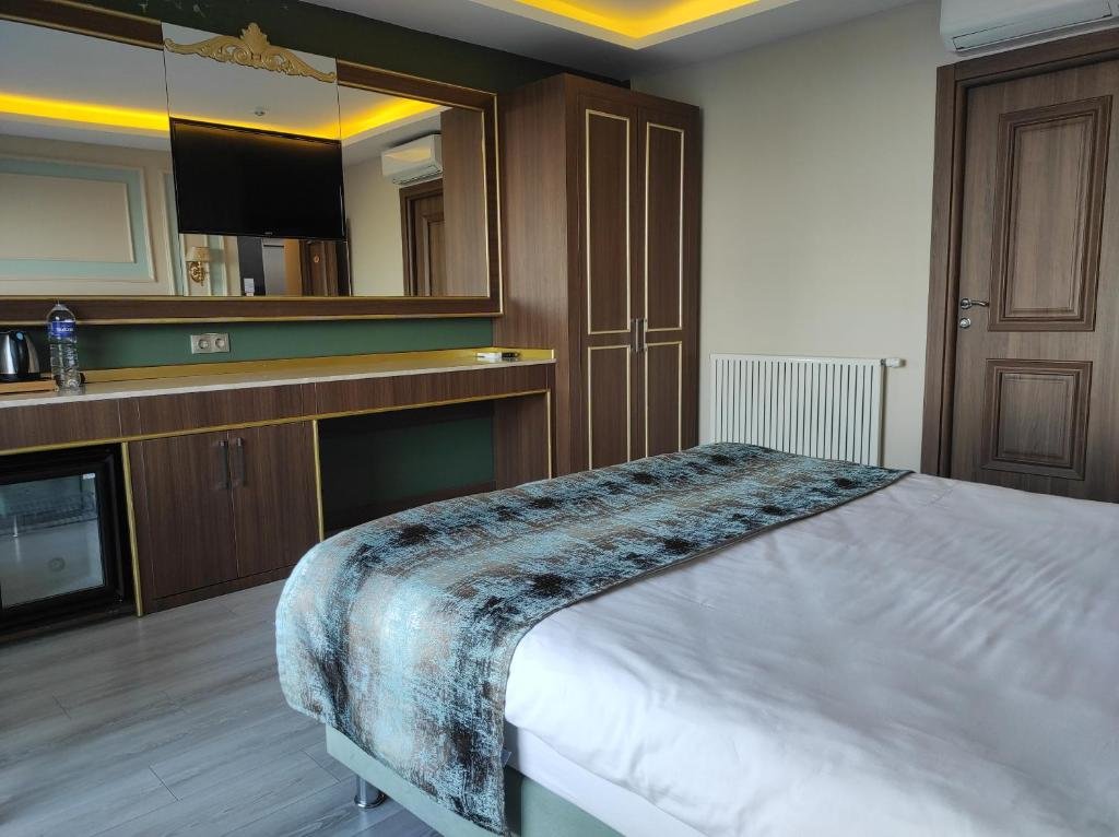 Magnaura House Hotel 13