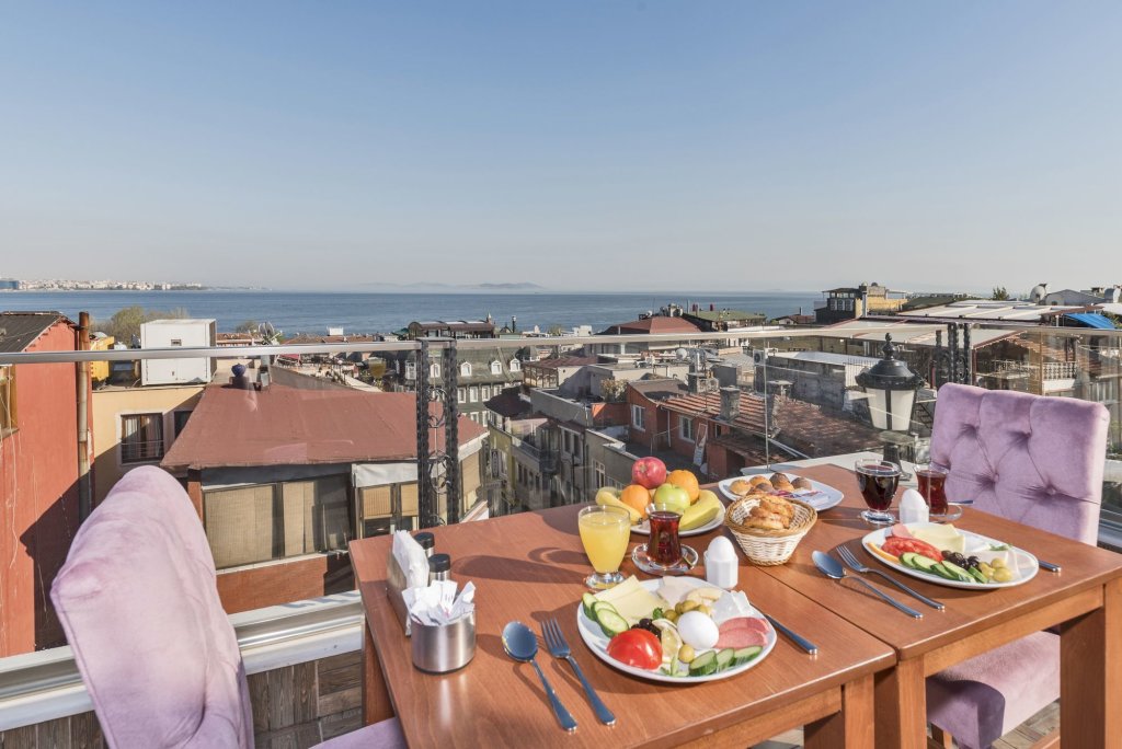 Magnaura House Hotel 2