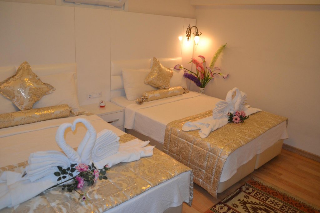 Peradise Hotel 11