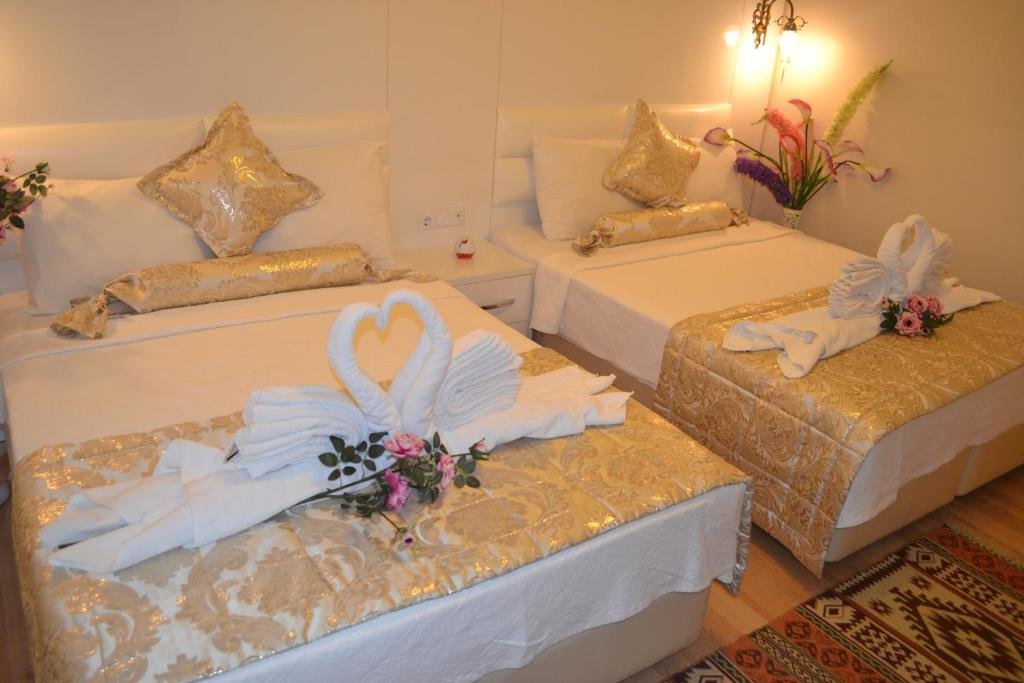 Peradise Hotel 12