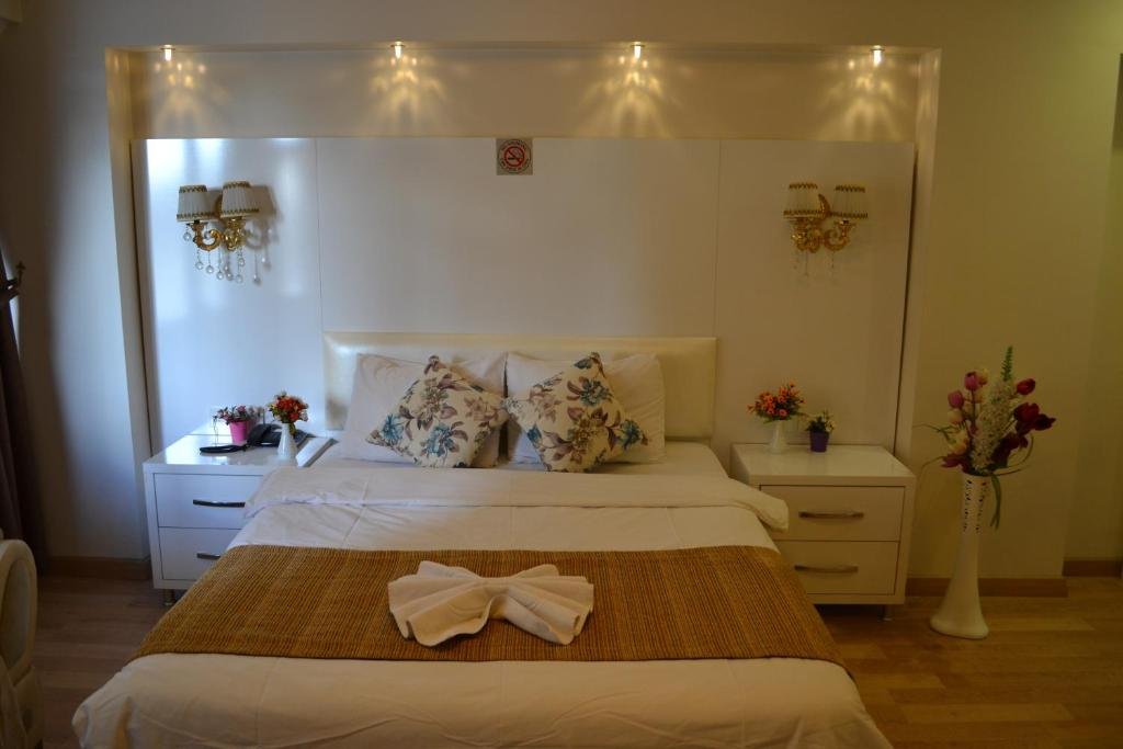 Peradise Hotel 16