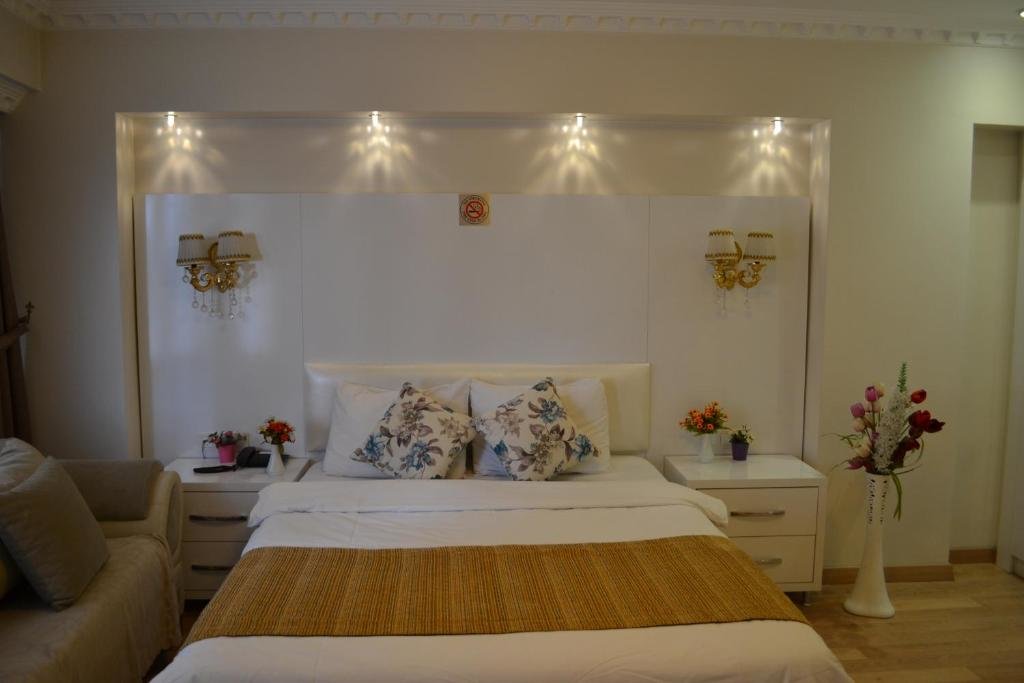 Peradise Hotel 17