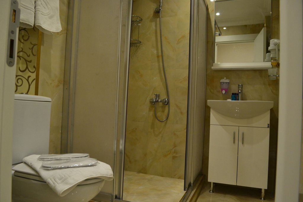 Peradise Hotel 7