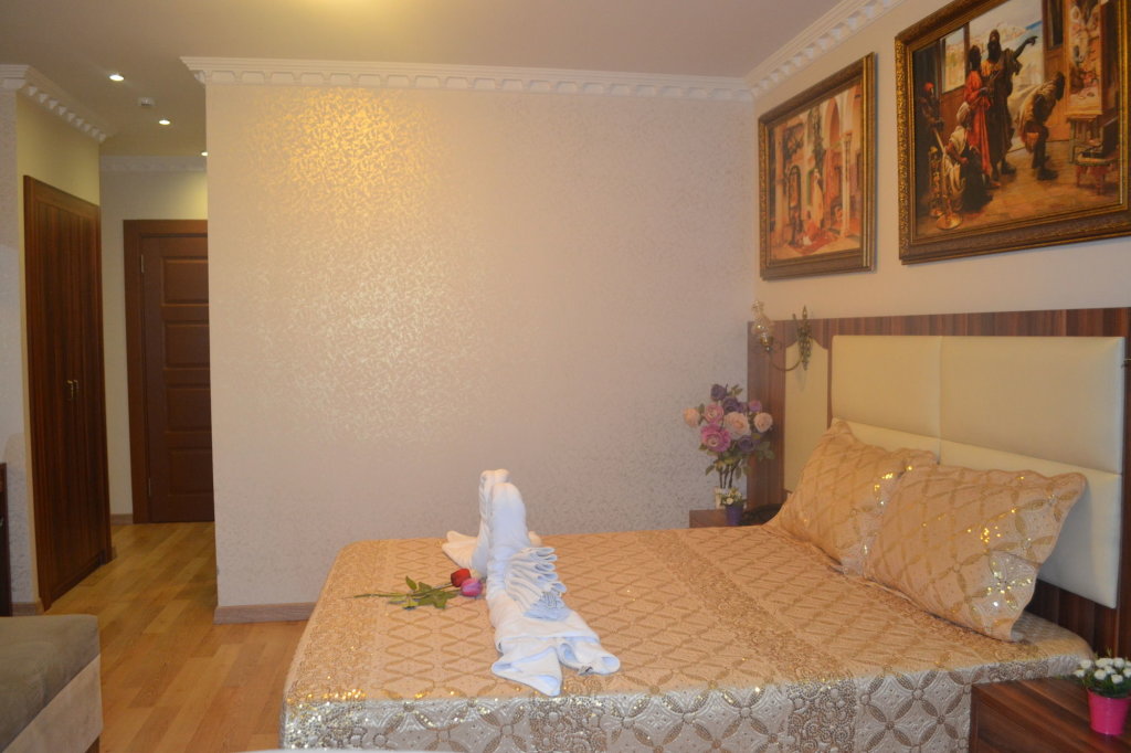 Peradise Hotel 9